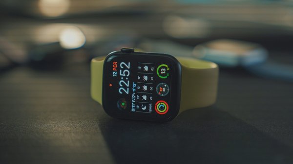 Quels sont les avantages de la synchronisation de votre smartphone avec une smartwatch pour le suivi sportif?